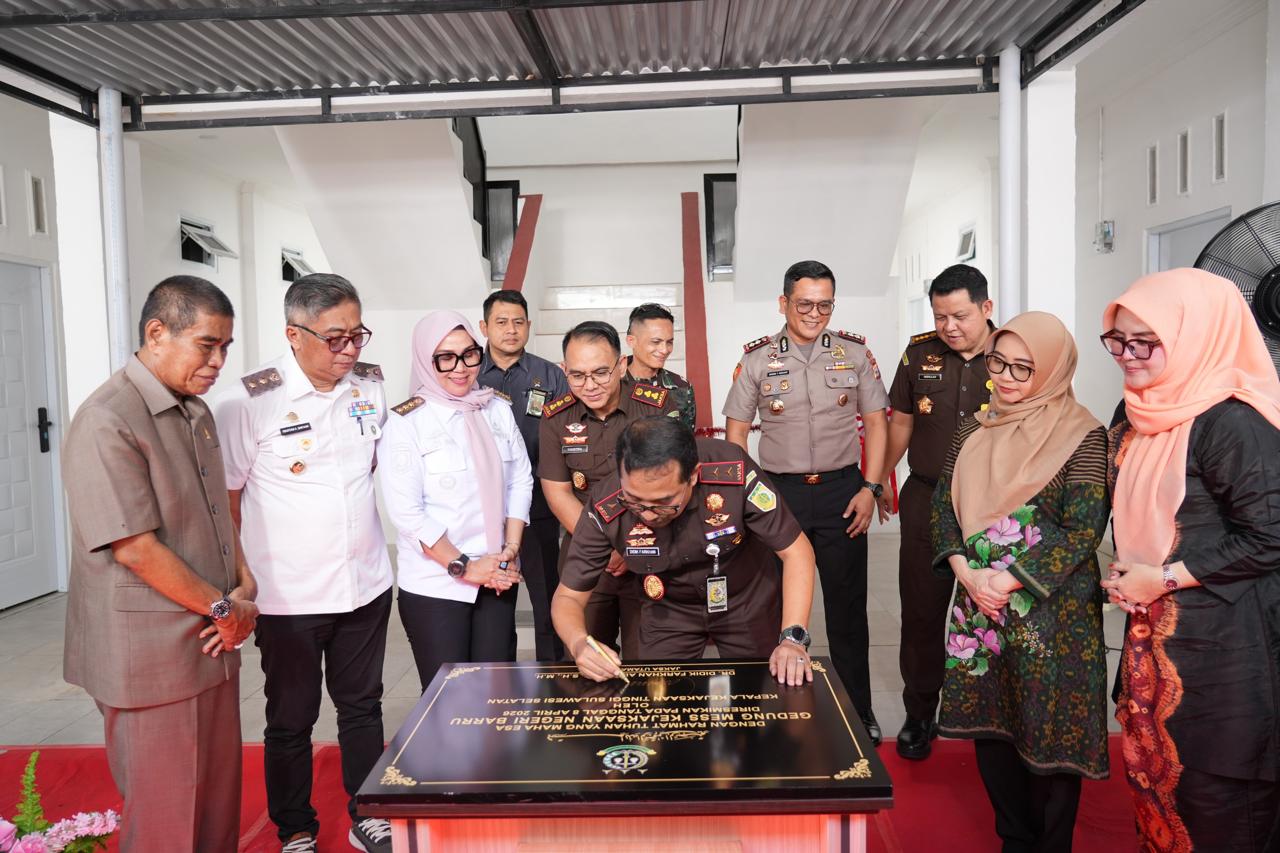 Perdana Kunker ke Barru, Kajati Sulsel Resmikan Mess Pegawai Kejari