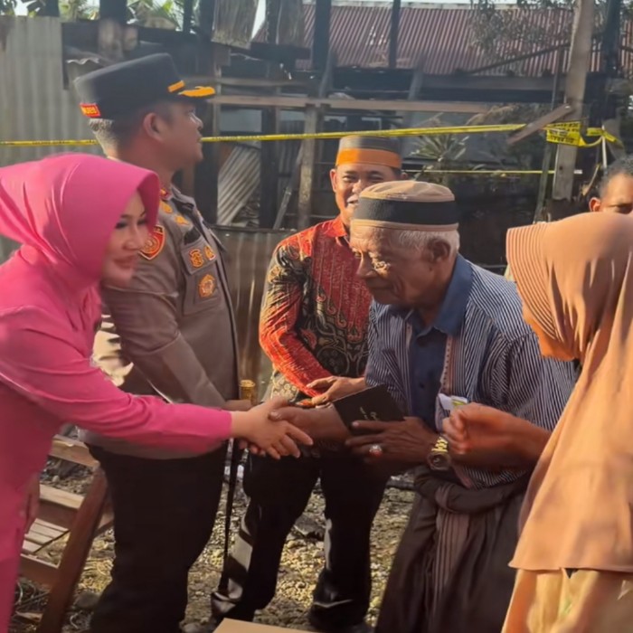 Tak Kuasa Tahan Haru, Korban Kebakaran Sambut Polisi di Barru