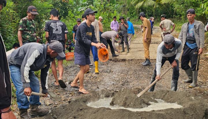 Gotong Royong di Barru, Polisi dan Warga Perbaiki Akses Desa