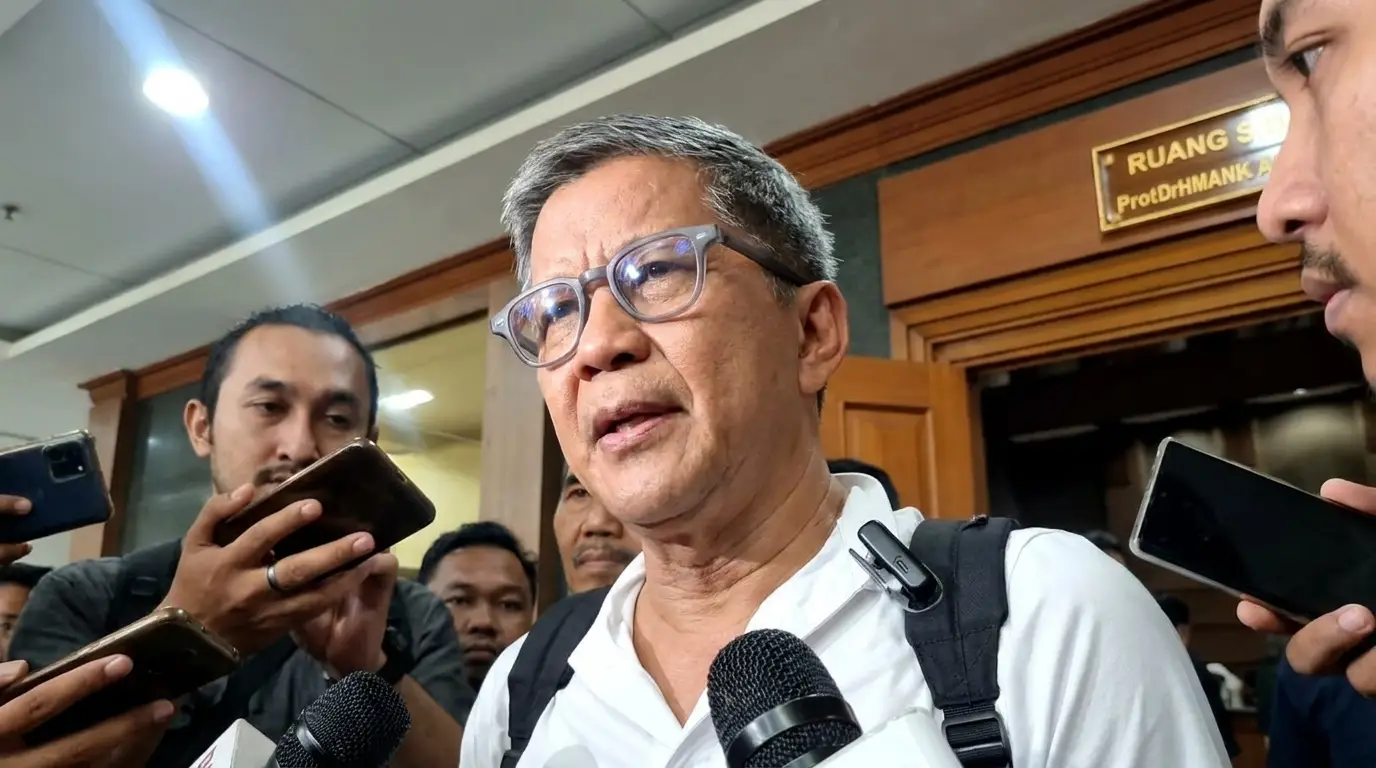 Rocky Gerung Datang dan Peluk Nadiem Beri Dukungan!