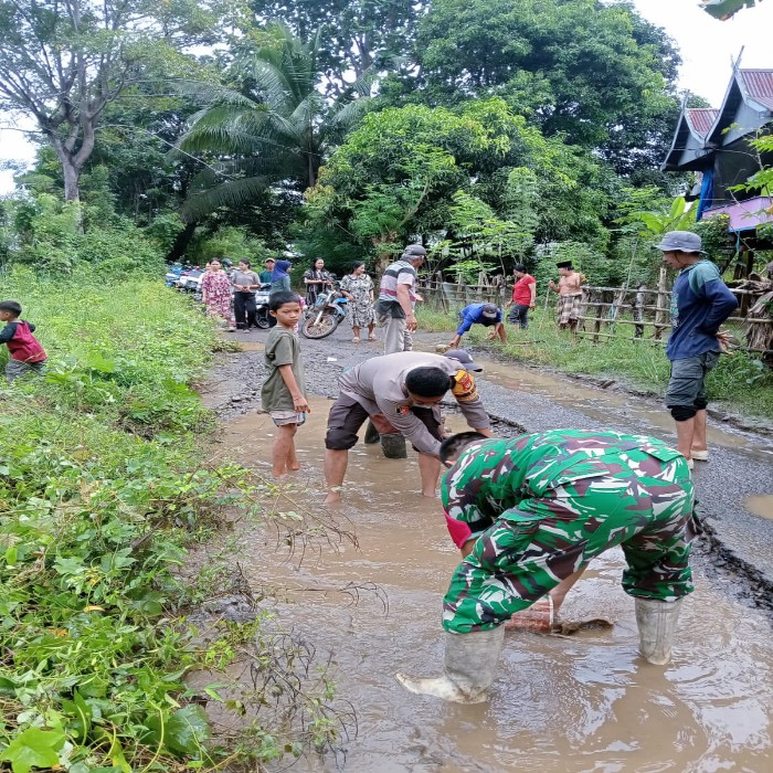 Demi Akses Aman, Polisi dan Babinsa Hadir di Tengah Warga