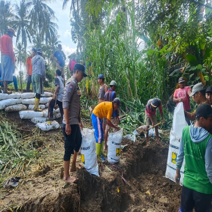 Tanggul Kritis Akibat Banjir, Polisi dan Warga Bergerak Bersama