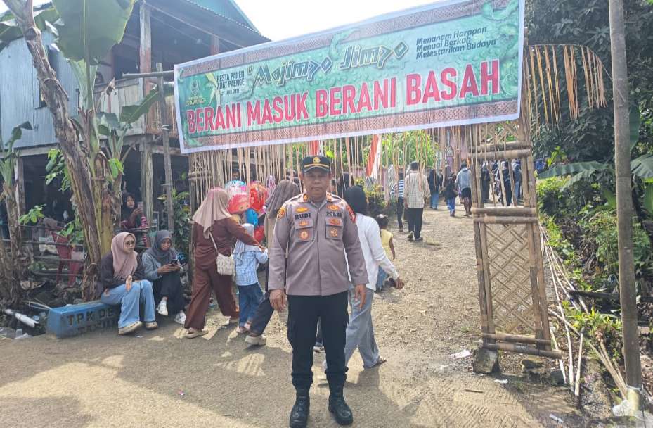 Pesta Panen Adat Barru Meriah, Polisi Hadir Jaga Keamanan