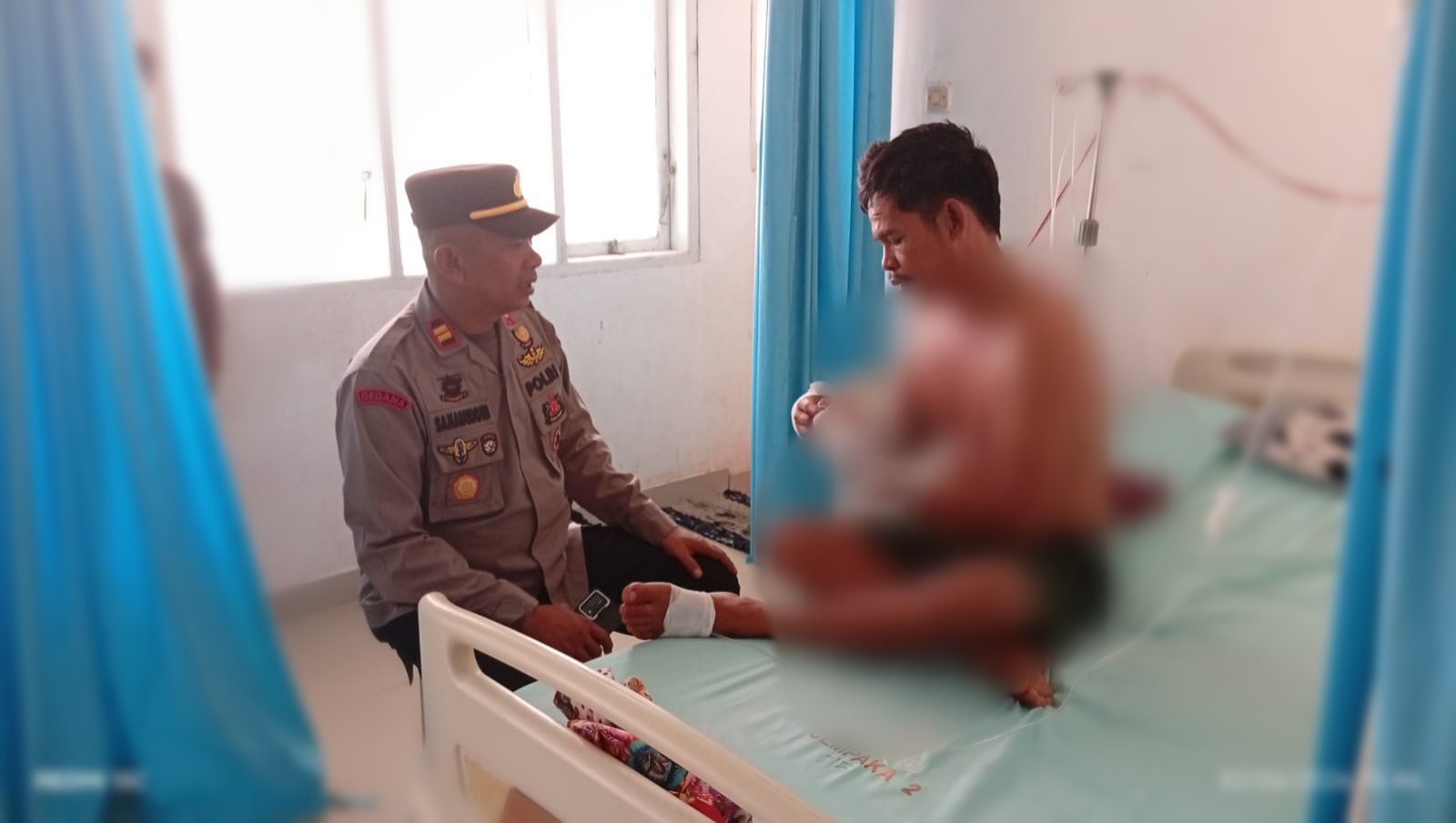 Empati Polri, Kapolsek Pujananting Jenguk Warga di RS Lapatarai