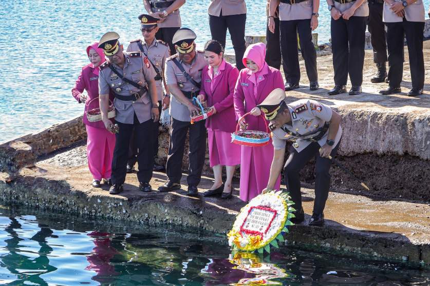 Menghormati Pahlawan, Polres Barru Gelar Ziarah dan Tabur Bunga