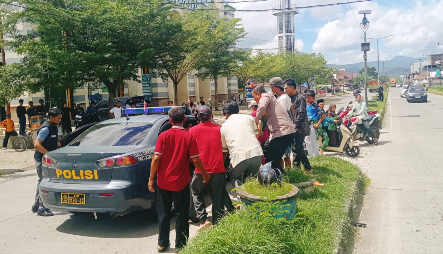 Dua Motor Bertabrakan di Barru, Kapolsek Turun Langsung Evakuasi Korban