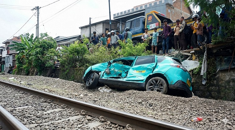 Buntut Tabrakan KRL  di Bekasi, Izin Taksi Green SM Terancam Dicabut!