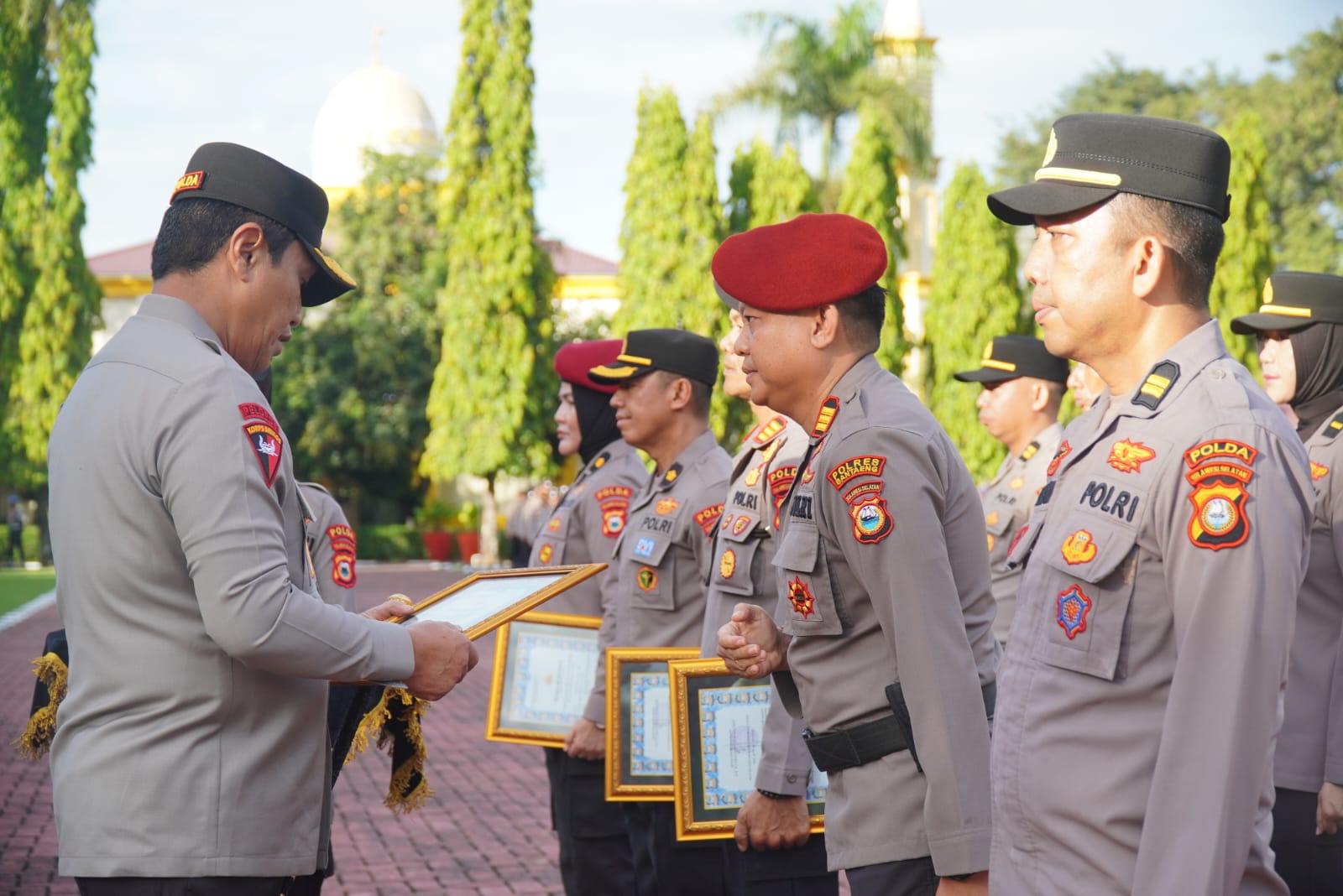 Kapolda Sulsel Beri Reward ke Polisi Berprestasi dan Humanis