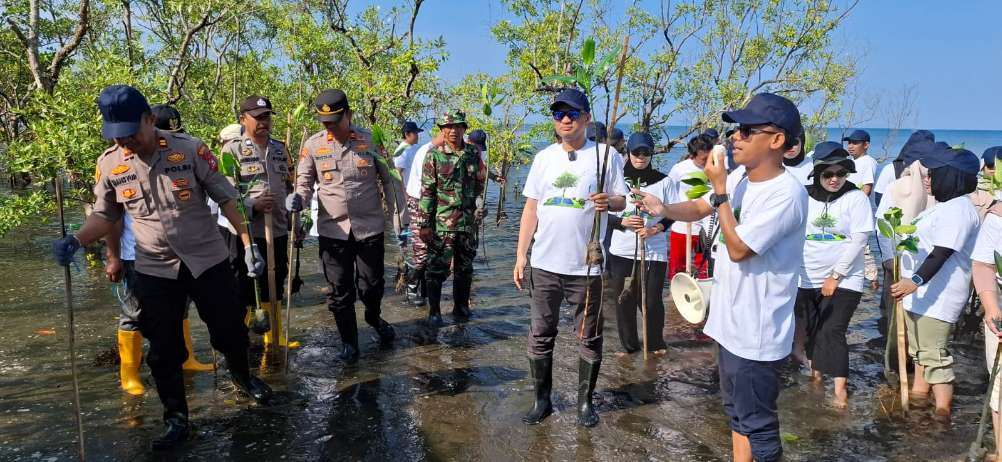 Hari Bumi 2026, Polri-TNI, Pemda, dan PLN Kompak Tanam Mangrove di Barru